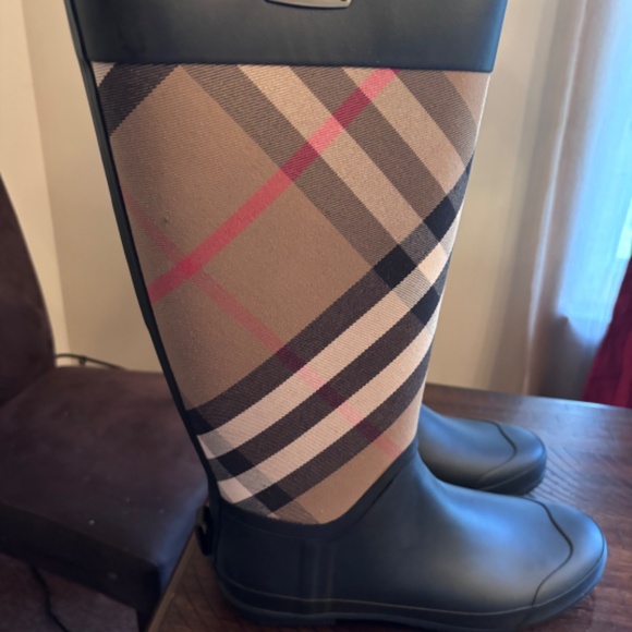 Burberry boot - Picture 2 of 3